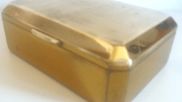 Coffre de laiton contenant la marde de pape