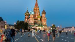 Des canadiens font la vente de poutine en Russie près de la Place Rouge à Moscou